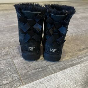 Ugg Bailey bow size 8